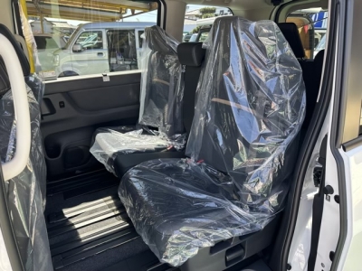 セレナ(ニッサン)新車見本展示有 後席内装