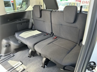 セレナ(ニッサン)新車見本展示有 後席から見た前席
