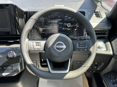 セレナ(ニッサン)新車見本展示有 内外装写真他
