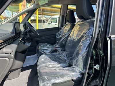 セレナ(ニッサン)新車見本展示無 前席内装