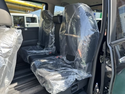 セレナ(ニッサン)新車見本展示無 後席内装