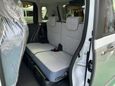 ムーヴキャンバス(ダイハツ)届出済未使用車 後席から見た前席