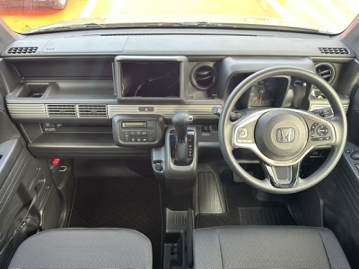 N-VAN(ホンダ)中古車 後席から見た前席