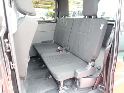 アトレー(ダイハツ)新車見本展示無 後席から見た前席