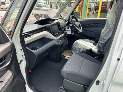ソリオ(スズキ)登録済未使用車 後席から見た前席