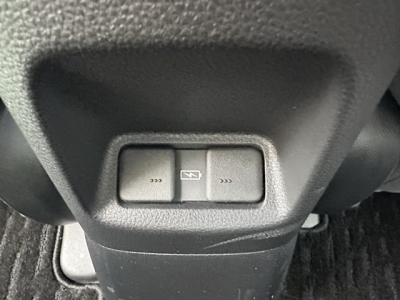 フィット(ホンダ)中古車 後席から見た前席
