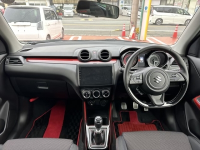 スイフトスポーツ(スズキ)中古車 後席から見た前席