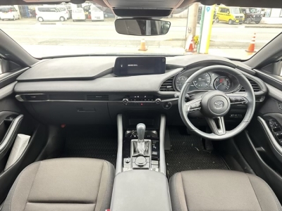 MAZDA3 ファストバック(マツダ)中古車 後席から見た前席