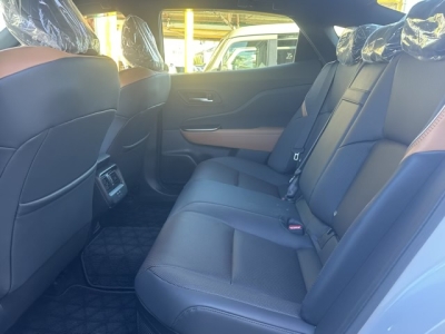クラウンクロスオーバー(トヨタ)中古車 後席内装