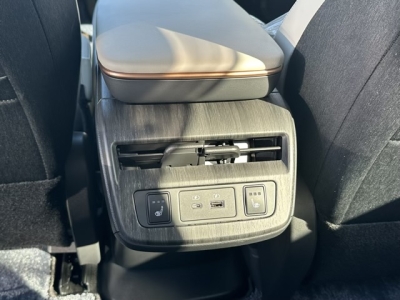 アリア(ニッサン)中古車 後席から見た前席