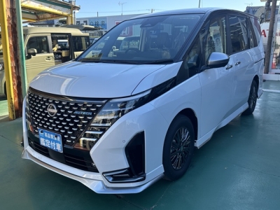 セレナ(ニッサン)登録済未使用車 前方