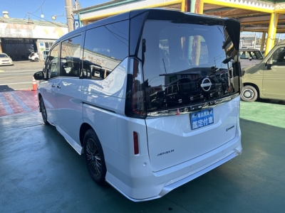 セレナ(ニッサン)登録済未使用車 後方