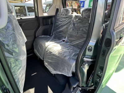 デリカミニ(三菱)届出済未使用車 後席から見た前席