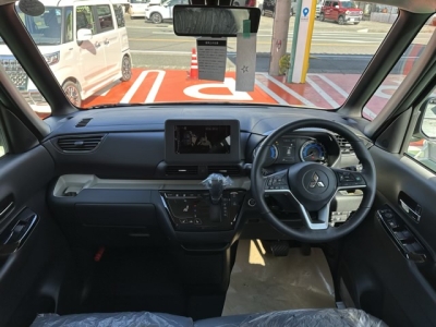 デリカミニ(三菱)届出済未使用車 後席から見た前席