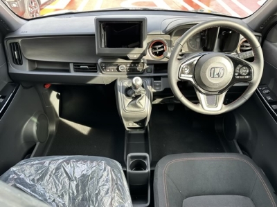 N-ONE(ホンダ)届出済未使用車 後席から見た前席