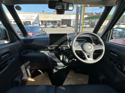 新型ルークス(ニッサン)ディーラ-試乗車 後席から見た前席
