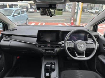 ノート(ニッサン)中古車 後席から見た前席