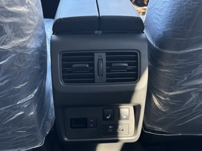 エクストレイル(ニッサン)登録済未使用車 後席から見た前席