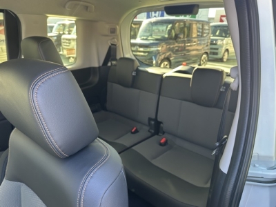 フリード(ホンダ)登録済未使用車 後席から見た前席