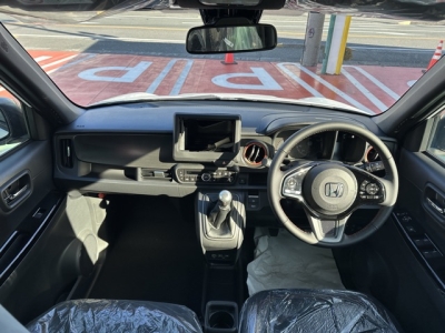 N-ONE(ホンダ)届出済未使用車 後席から見た前席