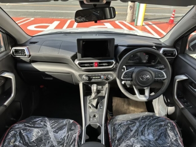 ライズ(トヨタ)新車見本展示無 後席から見た前席