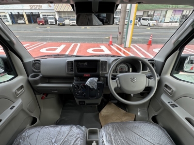 エブリイバン(スズキ)届出済未使用車 後席から見た前席