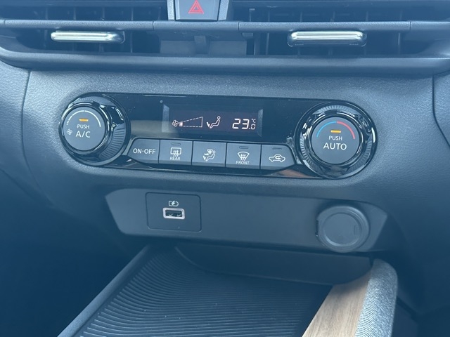 オーラ(ニッサン)ディーラ-試乗車 22