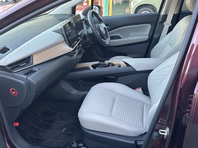 オーラ(ニッサン)ディーラ-試乗車 3