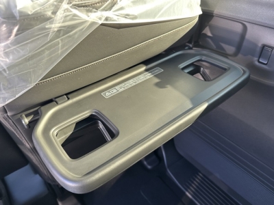 新型N-BOX(ホンダ)届出済未使用車 後席から見た前席