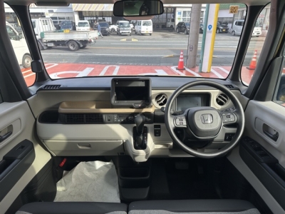 新型N-BOX(ホンダ)届出済未使用車 後席から見た前席