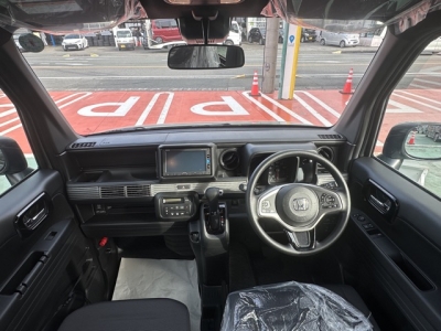 N-VAN(ホンダ)届出済未使用車 後席から見た前席