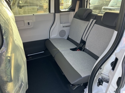 新型N-BOX(ホンダ)届出済未使用車 後席内装