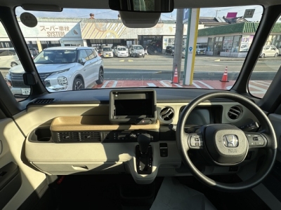 新型N-BOX(ホンダ)届出済未使用車 後席から見た前席