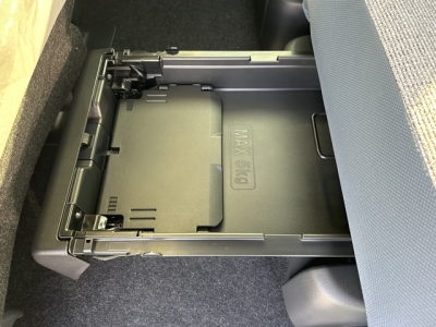 ムーヴキャンバス(ダイハツ)届出済未使用車 後席から見た前席