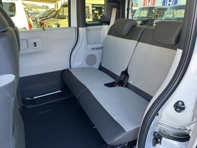 新型N-BOX(ホンダ)届出済未使用車 後席内装