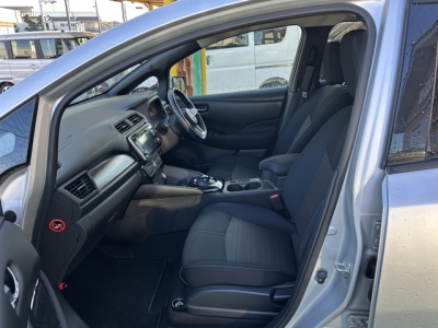 リーフ(ニッサン)中古車 前席内装