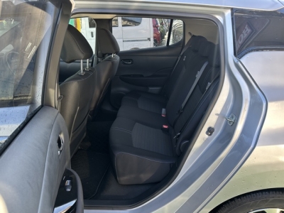 リーフ(ニッサン)中古車 後席内装
