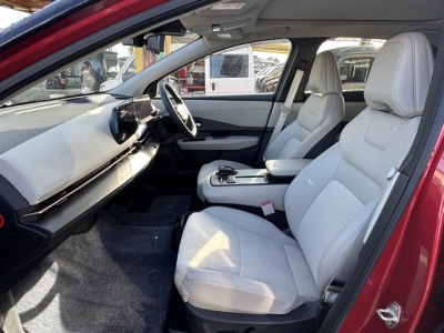 アリア(ニッサン)中古車 前席内装