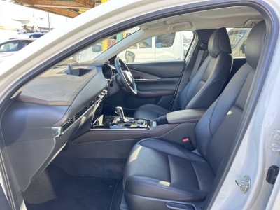 CX-30(マツダ)中古車 前席内装