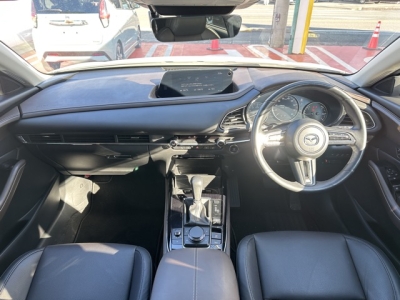 CX-30(マツダ)中古車 後席から見た前席