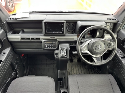 N-VAN(ホンダ)中古車 後席から見た前席