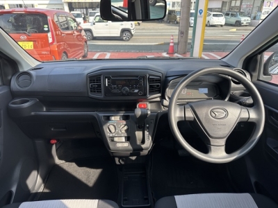 ミライース(ダイハツ)中古車 後席から見た前席
