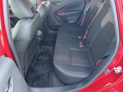 オーラ(ニッサン)中古車 後席内装