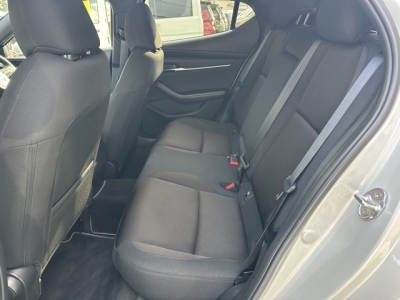 MAZDA3 ファストバック(マツダ)中古車 後席内装