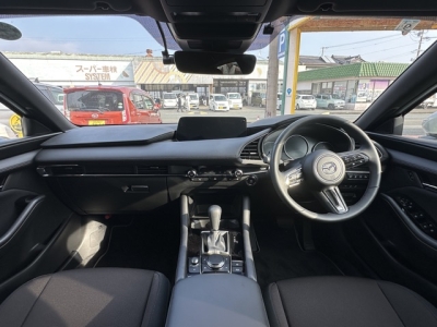 MAZDA3 ファストバック(マツダ)中古車 後席から見た前席