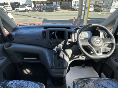 NV200バネットバン(ニッサン)登録済未使用車 後席から見た前席