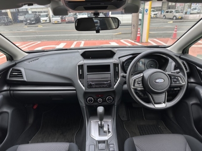インプレッサスポーツ(スバル)中古車 後席から見た前席