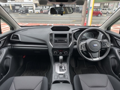 インプレッサスポーツ(スバル)中古車 後席から見た前席