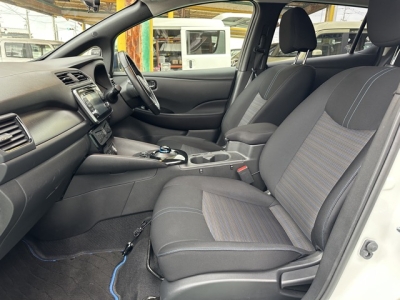 リーフ(ニッサン)中古車 後席内装