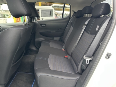 リーフ(ニッサン)中古車 後席から見た前席